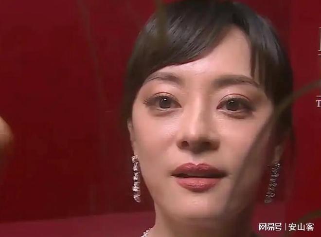 吓坏杨幂不敢露脸只有赵今麦扛住了！mg不朽情缘网站芭莎之夜被镜头签(图8)