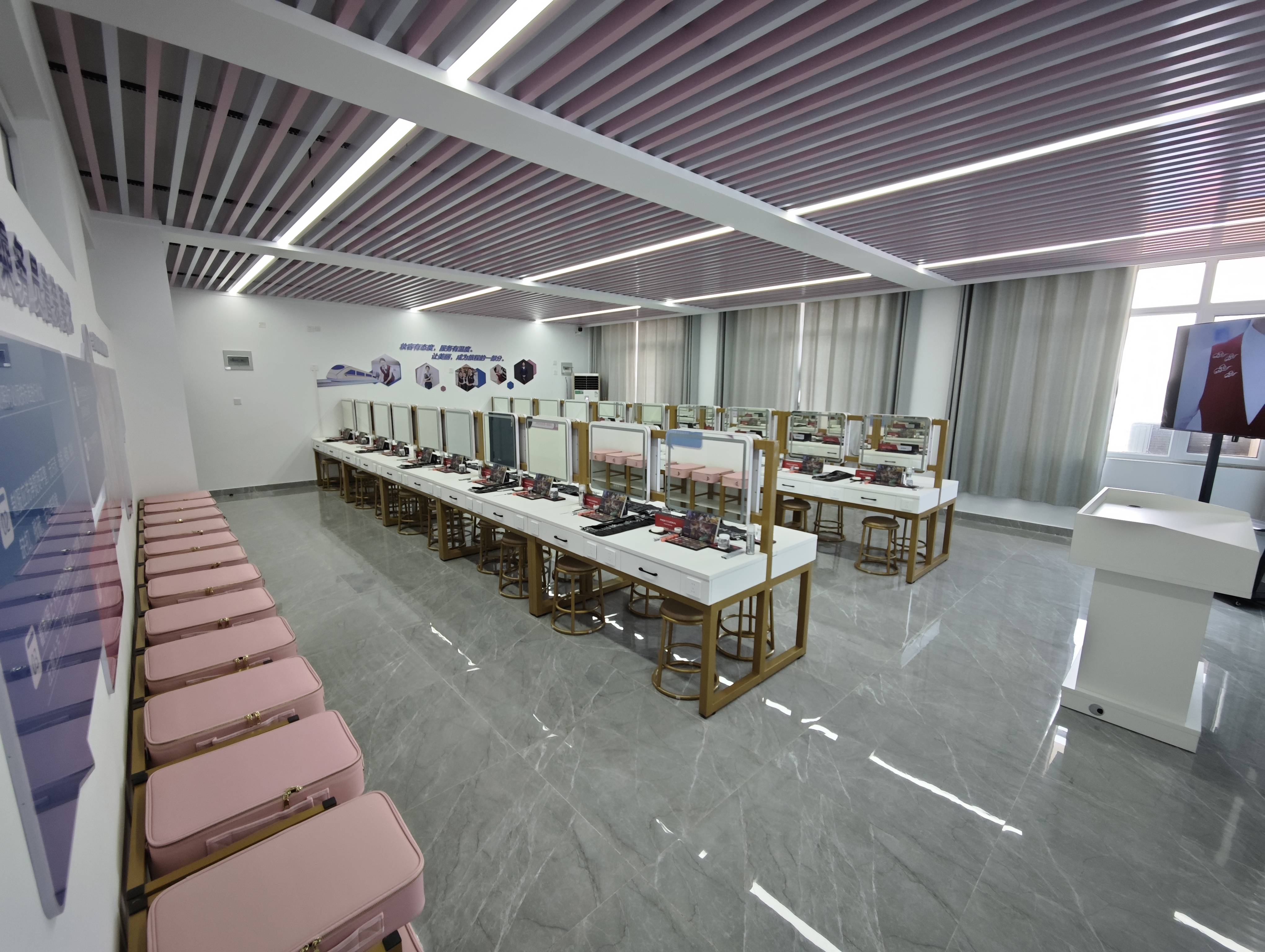 训性价比高的美妆培训学校推荐MG不朽情缘漫谈专业美妆培(图2) 训性价比高的美妆培训学校推荐MG不朽情缘漫谈专业美妆培(图2)